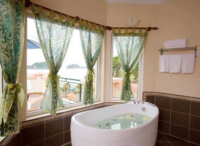 Bath Ppresident Suite BOOKING