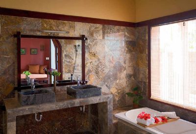 H.an garden bathroom BOOKING