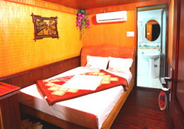 Bai Tu Long Junk's double room
