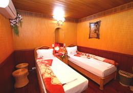 Bai Tu Long Junk's twin room