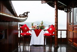 Private dining table in Halong Royal Cruise