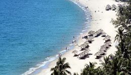 Travelers with Nha Trang city and island tours