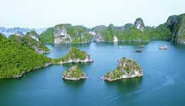 Travelers with Halong Bay 1-day tour