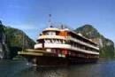 TOURISTS IN  Halong Bay with Emotion Junk