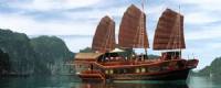 TOURISTS IN Halong Bay on Red Dragon Junk -TL114
