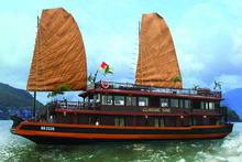 Travelers with Halong romantic cruise on the Classic Sail
