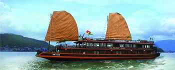 Travelers with Halong romantic cruise on the Classic Sail