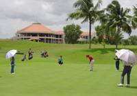 TOURISTS IN Vietnam golf tour