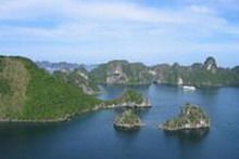 Travelers with Halong Bay 1-day tour 