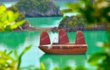 Travelers with Halong Bay cruise on the Sea Wind Cruiser