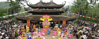 Tourists are enjoying Perfume Pagoda - the most sacred one - TL203 