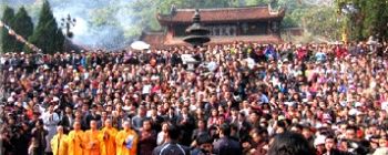 Tourists are enjoying Perfume Pagoda - the most sacred one - TL203 