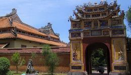 Travelers with Central Vietnam stopover tour