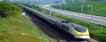 Tourists are enjoying Vietnam by Train - TL704