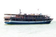 Travelers with Toum Tiou cruiser - Phnom Penh - Siem Reap 3 day cruise