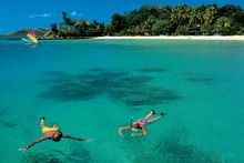 Travelers with Cham Island romantic cruise and snorkeling tour