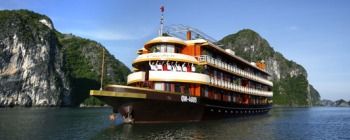Travelers with Halong Bay cruise with Emotion Junk