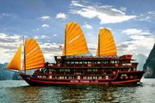 Travelers with Halong Bay tour with Victory Cruiser