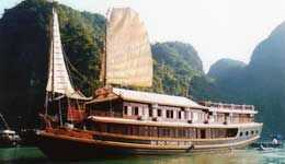 Travelers with Halong Bay cruise on Bai Tho Junk 3*