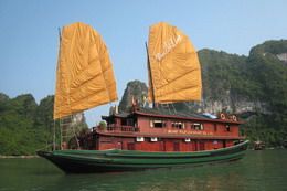 TOURISTS IN Bai Tu Long Junk