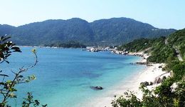 Travelers with Cham Island romantic cruise and snorkeling tour