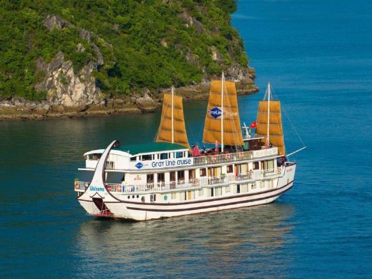 Travelers with Exciting Halong cruise with 4* Gray Line 