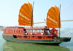 TOURISTS IN Halong Black Pearl Junk