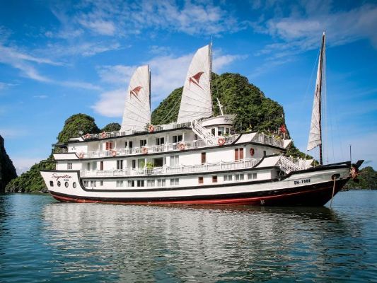 Travelers with Relaxing on the luxurious Halong Signature 5* Cruise