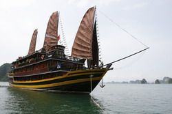 TOURISTS IN Hanoi Opera Cruise