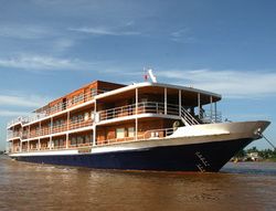 TOURISTS IN Indochine Cruise