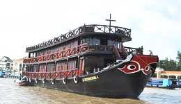 Travelers with Mekong River 7 day cruise with Le Cochinchine