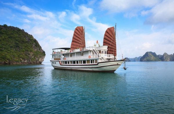 Travelers with Cruise Halong Bay with the Legacy 3*