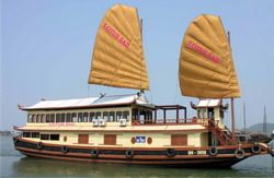 TOURISTS IN Lotus Sail