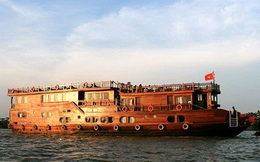 TOURISTS IN Mekong Eyes