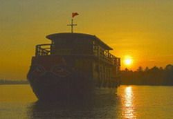 TOURISTS IN Le Cochinchine Cruise