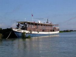 Tourists are enjoying Toum Tiou Cruise