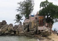 TOURISTS IN Dinh Cau Rock (Cau Temple)