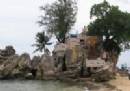 TOURISTS IN Dinh Cau Rock (Cau Temple)