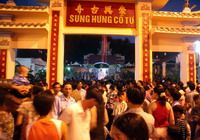 TOURISTS IN Sung Hung Pagoda