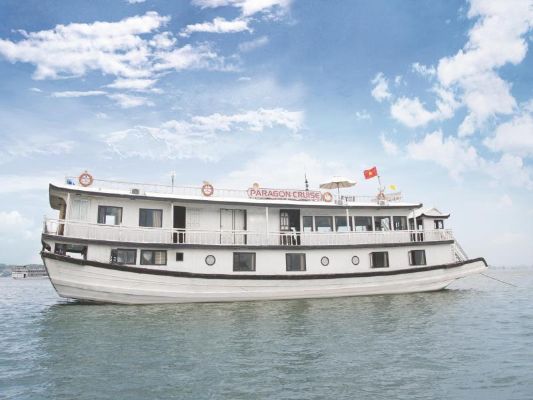 Travelers with Halong Bay with the Paragon 3* Cruise
