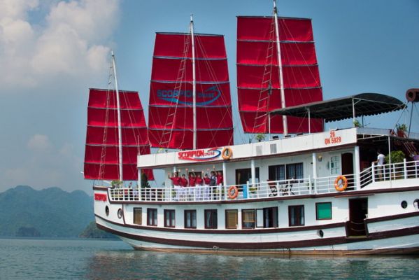 Travelers with Cruise Halong Bay with the Scorpion 3*