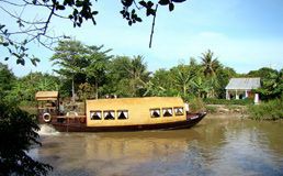 TOURISTS IN Song Xanh Sampan