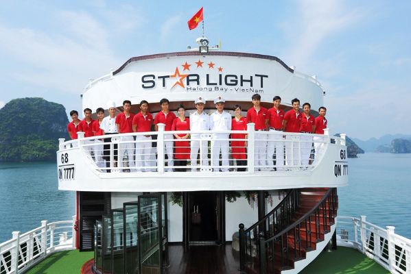Travelers with A luxury experience on Halong Bay with Starlight 5* cruise 