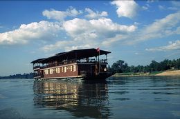 TOURISTS IN Vat Phou cruise