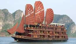 Travelers with Halong Bay tour with Victory 4* Cruise