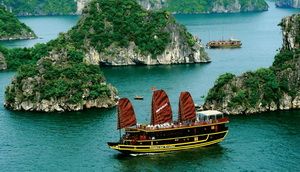 Travelers with Free and Easy Vietnam Cruise Tour