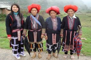 Travelers with Sapa trekking, homestay, Bac Ha market