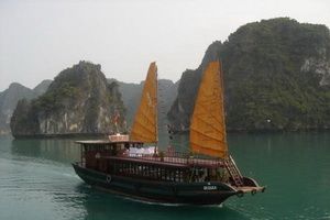 Travelers with Halong Bay Cruising (1 night on board)