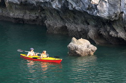 Self-discover Halong Bay with kayaking