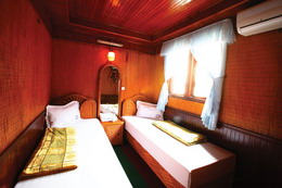 Twin room in Bai Tu Long Junk